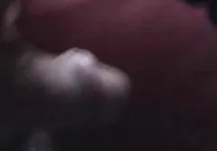 پاک کننده یک خروس را با یک دستکار سکس در جنده خانه پاک می کند