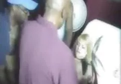 نوجوان بور ، جوانان کوچک دیک بزرگ در الاغ آشپزخانه سکس او